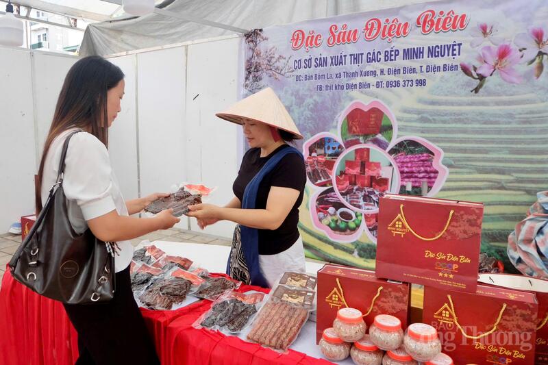 Hội chợ không chỉ tạo nên không gian giao thương sôi động mà còn trở thành cầu nối quan trọng đưa sản phẩm địa phương đến gần hơn với người tiêu dùng cả nước.