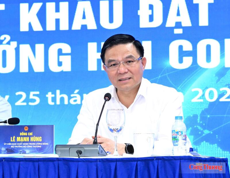 Bộ trưởng Bộ Công Thương Lê Mạnh Hùng giải đáp kiến nghị của các hiệp hội ngành hàng, doanh nghiệp tại hội nghị. Ảnh: Cấn Dũng