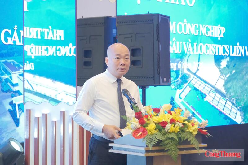 Tiến sĩ Vũ Bá Phú, Cục trưởng Cục Xúc tiến thương mại (Bộ Công Thương) phát biểu tại hội thảo. Ảnh: Lê Sơn