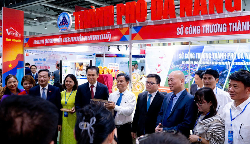 Các đại biểu tham dự hội chợ VIETLAO EXPO 2025. Ảnh: Vietrade