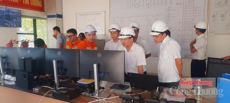 Ông Phạm Quang Hoà cùng đoàn công tác kiểm tra tình hình vận hành thiết bị tại  một số trạm biến áp ngày 23/6