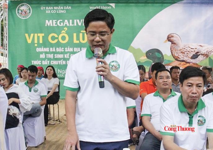 Ông Lê Văn Hoài - Chủ tịch UBND xã Cổ Lũng (Thanh Hóa) cho biết, việc đưa đặc sản vịt Cổ Lũng lên các nền tảng thương mại điện tử là bước đi quan trọng trong chiến lược phát triển kinh tế của địa phương. Ảnh: Tiến Đông