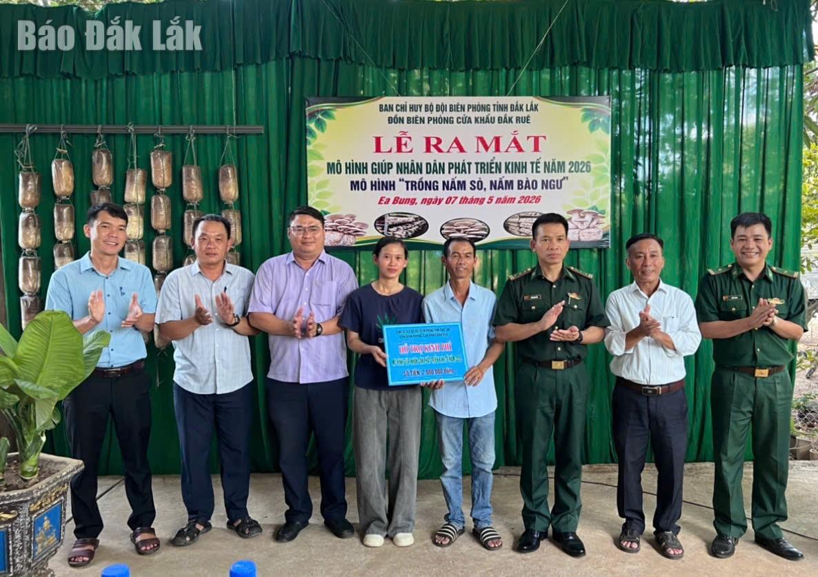 Đại diện đơn vị và chính quyền địa phương trao bảng hỗ trợ mô hình sinh kế cho gia đình anh Lê Văn Nam.