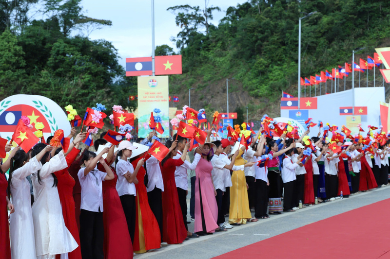 Đông đảo nhân dân tỉnh Nghệ An và nhân dân tỉnh Bô Ly Khăm Xay (Lào) có mặt từ sớm chào đón các đại biểu tham dự Chương trình Giao lưu.