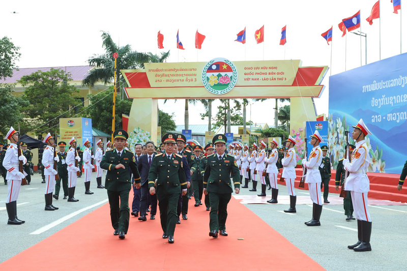 Đoàn đại biểu cấp cao Bộ Quốc phòng Việt Nam do Đại tướng Phan Văn Giang làm Trưởng đoàn lên đường sang Lào dự chương trình. Ảnh: Ngọc Lâm