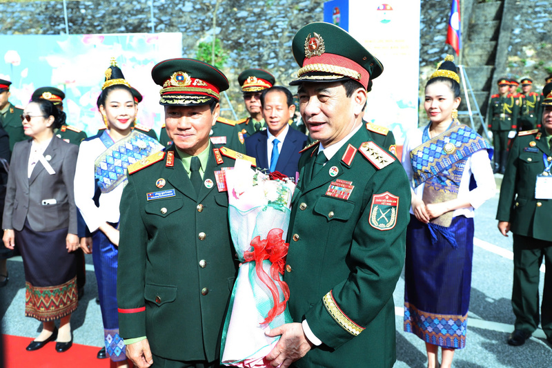 Đại tướng Khăm Liêng - Ụ Thạ Cay Sỏn tặng hoa chào mừng Đại tướng Phan Văn Giang. Ảnh: Ngọc Lâm