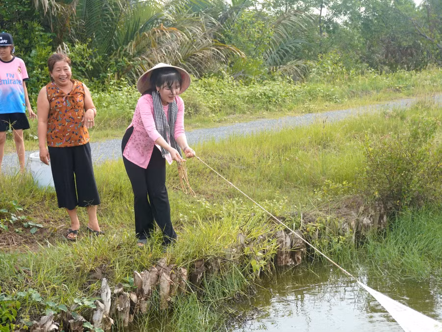 Để có những video thu hút người xem, nữ Bí thư xã Long Vĩnh không ngại dấn thân vào các hoạt động sản xuất, sinh hoạt của người dân. z8024443570138-1414e3776138ac50b528279b5b053f2b-2866.jpg