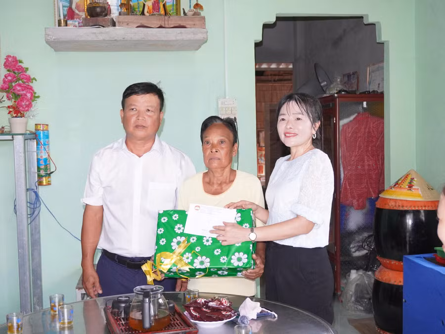Giữa bộn bề ý tưởng để phát triển quê hương, chị Thái Thị Mỹ Dung vẫn sắp xếp để hài hoà giữa công việc và thời gian để quay video. z8024443091100-ef230ce209196470e020004026de1f61.jpg