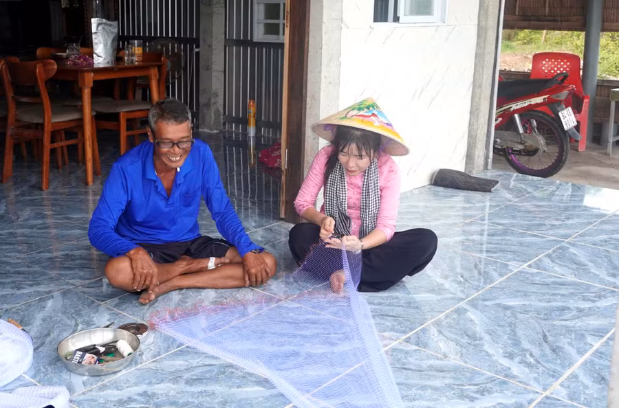 Nữ Bí thư xã trong một lần cùng người dân quay video. z8024443841523-88d026b9b1e6498853851d0fba4a33b2-9086.jpg