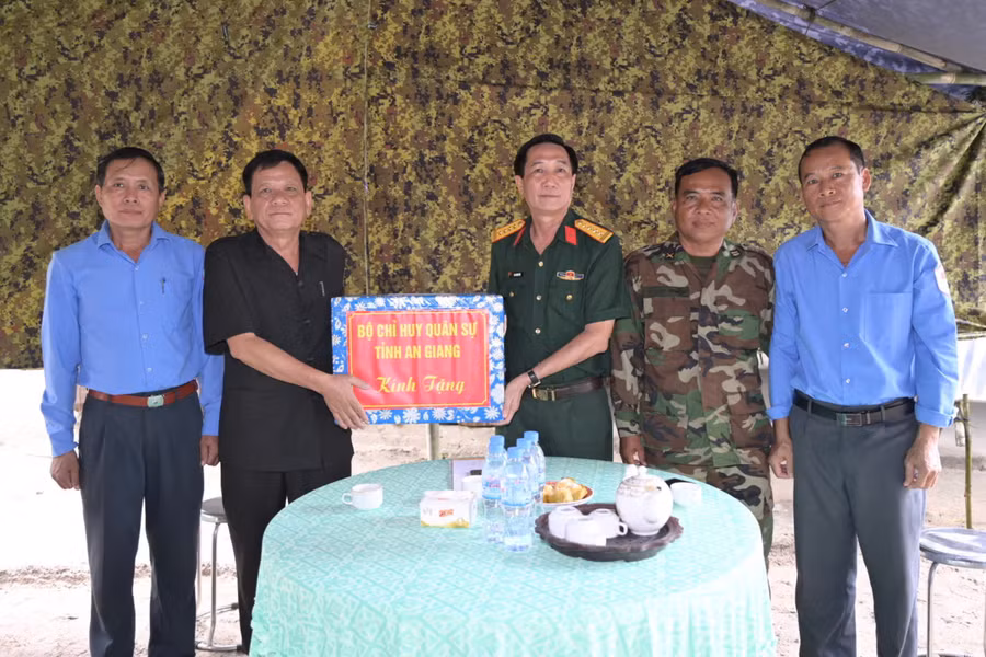 Đại tá Cao Minh Tâm, Phó Chính ủy Bộ CHQS tỉnh An Giang, trao tặng quà Đội K93 trong chuyến công tác tại Campuchia tháng 5/2026. 0-k39-an-giang.jpg