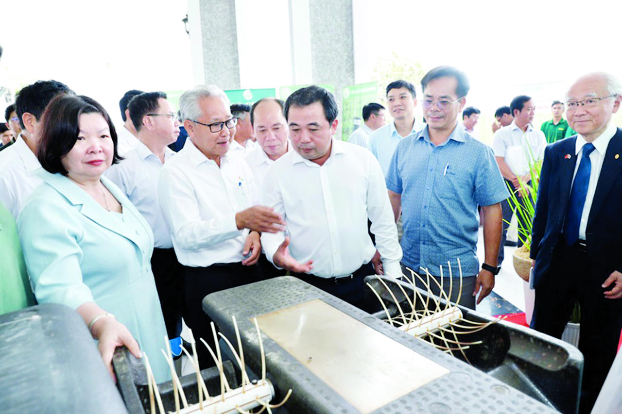 Lãnh đạo Bộ NN&MT thăm gian trưng bày máy nông nghiệp tại hội nghị sơ kết 2 năm thực hiện đề án