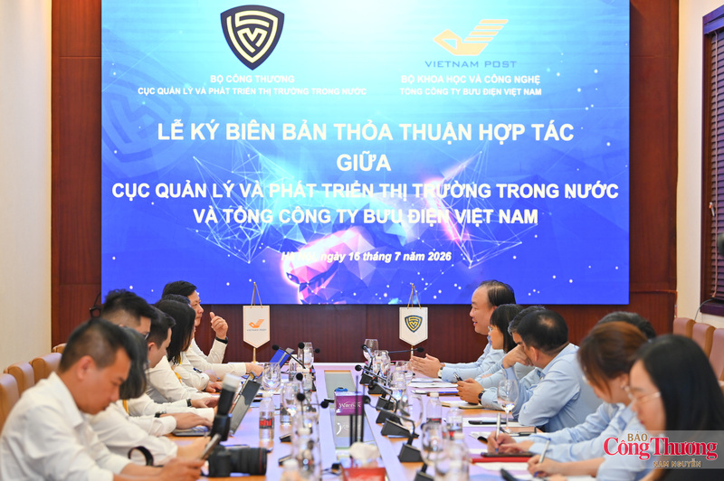 Toàn cảnh lễ ký kết.
