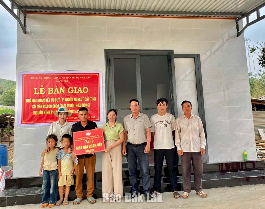 Đại diện Ủy ban MTTQ Việt Nam xã Cư Pui trao nhà Đại đoàn kết cho vợ chồng anh Hoàng Văn Lồng. Ảnh: Thành Trung