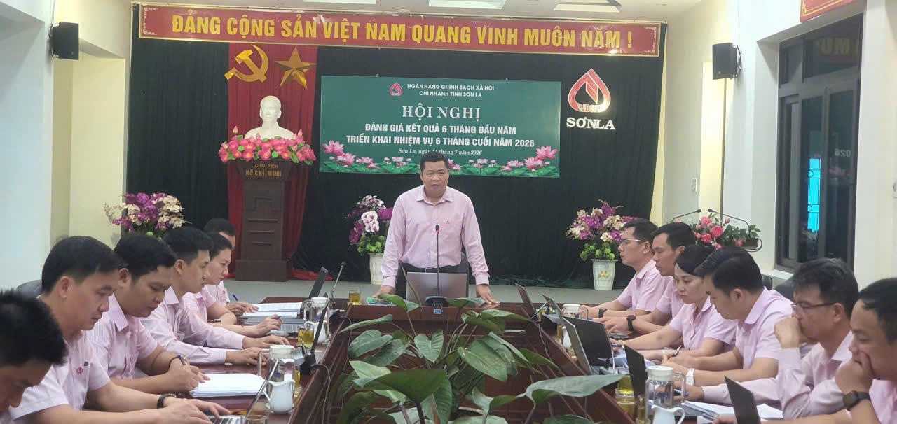 Bí thư Đảng ủy, Giám đốc NHCSXH Sơn La - ông Hoàng Xuân Trường chủ trì cuộc họp bàn thực hiện nhiệm vụ 6 tháng cuối năm 2026.