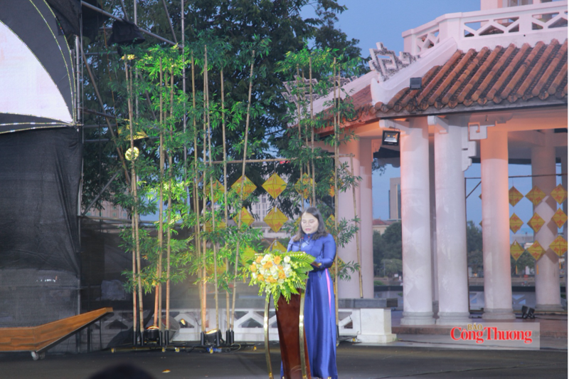 Giám đốc Sở Du lịch thành phố Huế Trần Thị Hoài Trâm phát biểu tại lễ khai mạc. Ảnh: Nguyễn Ngọc