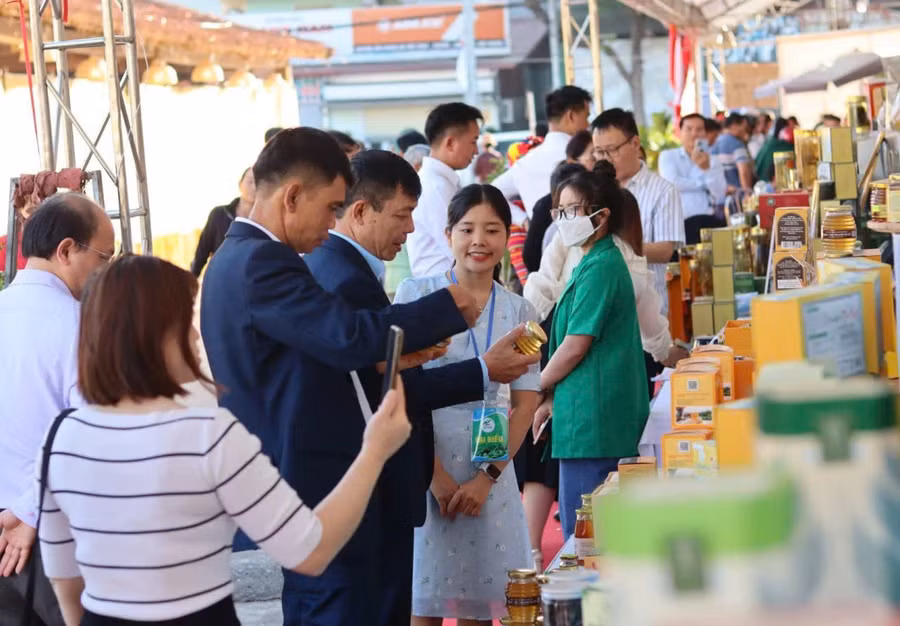 Chị Lò Thị Xuân mang sản phẩm của mình đi quảng bá tại các hội chợ. chuyen-doi-so-1.jpg