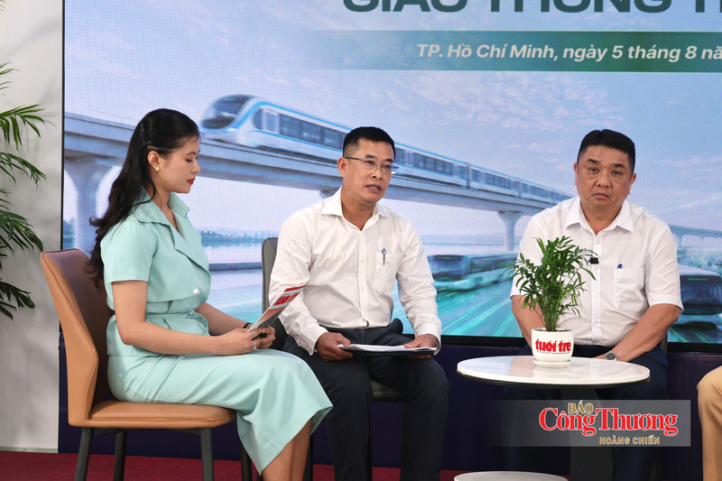 Đại diện các cơ quan quản lý, cơ quan chức năng và chuyên gia trao đổi tại talkshow.