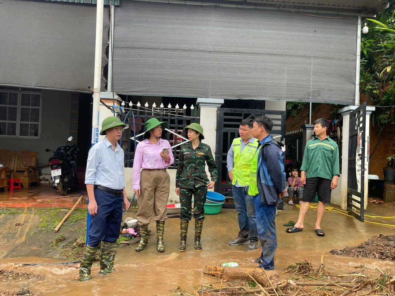 Lực lượng chức năng đang tích cực hỗ trợ người dân khắc phục thiệt hại mưa lũ (Ảnh: CTV).