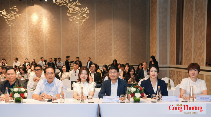 Đại biểu thạm dự họp báo.