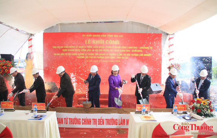 Các đại biểu thực hiện nghi thức khởi công Dự án đường Lê Thánh Tôn, đoạn từ Trường Chính trị tỉnh Gia Lai đến điểm trường Phân hiệu Trường Đại học Lâm nghiệp tại tỉnh Gia Lai.