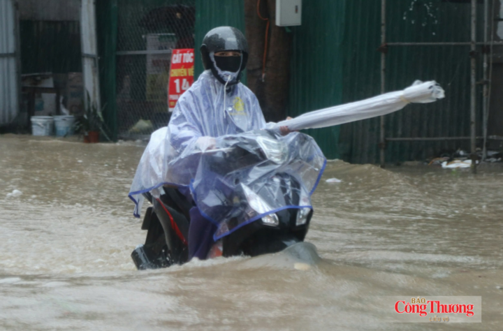 Người dân đi lại khó khăn.