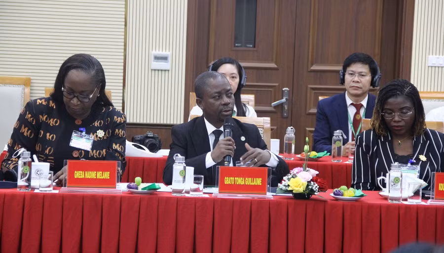 Đại diện Đoàn đại biểu cấp cao Quốc hội Cộng hòa Bờ Biển Ngà trao đổi tại buổi làm việc. img-2065.jpg