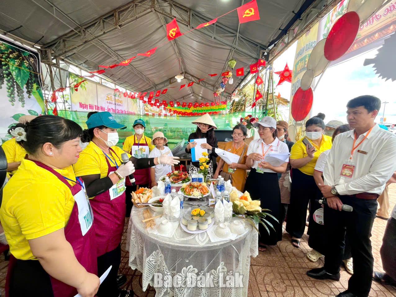 Hội thi chế biến và trưng bày ẩm thực thu hút sự tham gia của 22 thôn, buôn với nhiều món ẩm thực hấp dẫn được chế biến từ sầu riêng.