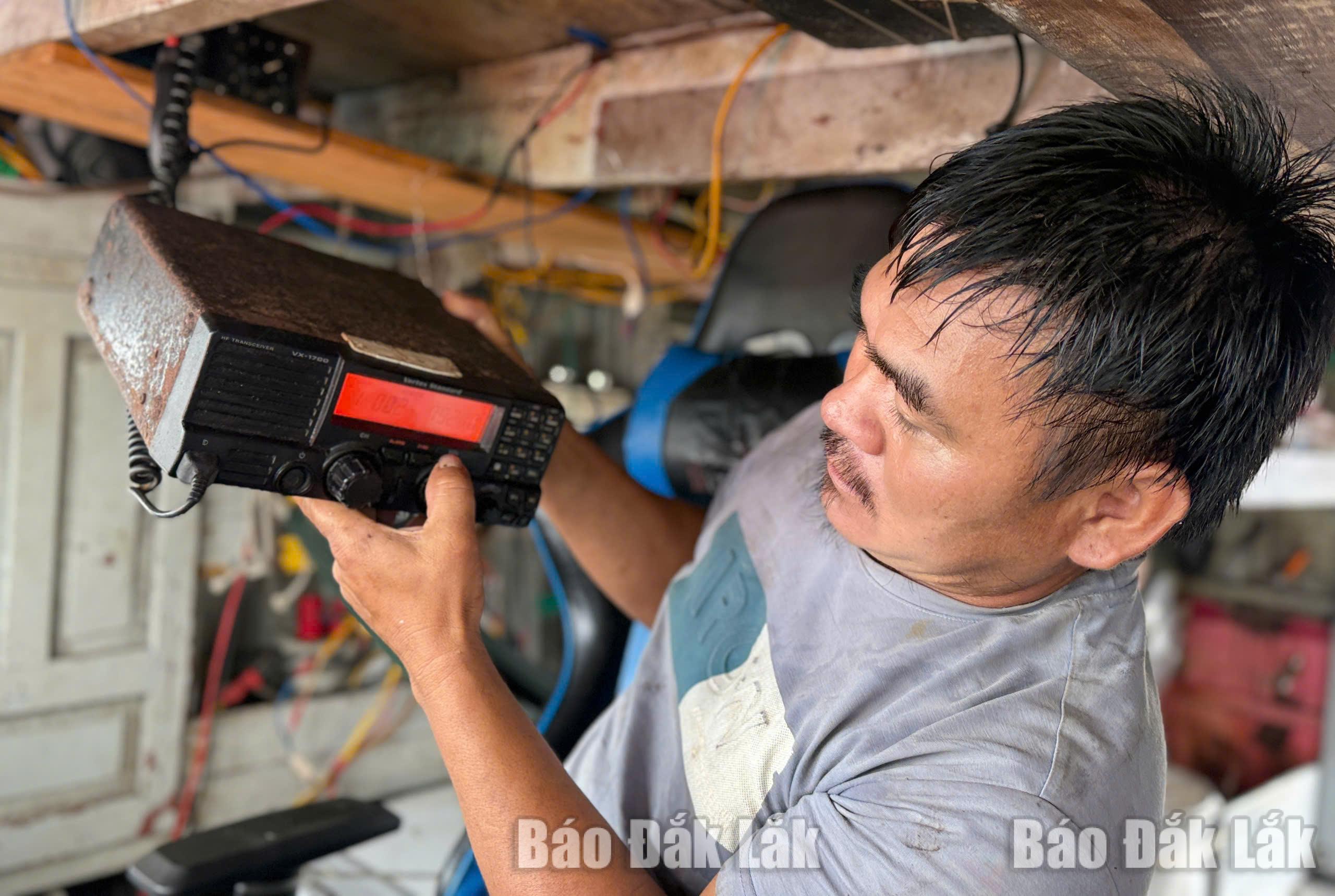 Ngư dân kiểm tra thiết bị VMS trên tàu trước khi xuất bến.