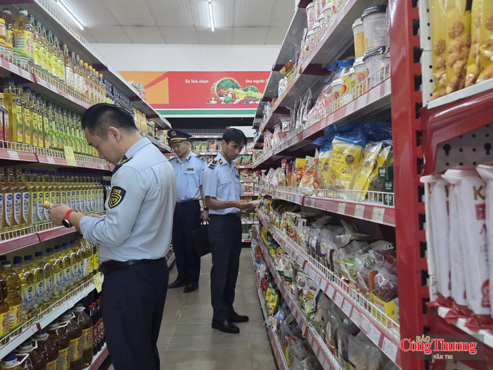 Các mặt hàng thực phẩm, hoa quả,  bánh kẹo phục vụ nhu cầu tiêu dùng dịp Tết Trung thu được lực lượng Quản lý thị trường tăng cường kiểm tra.