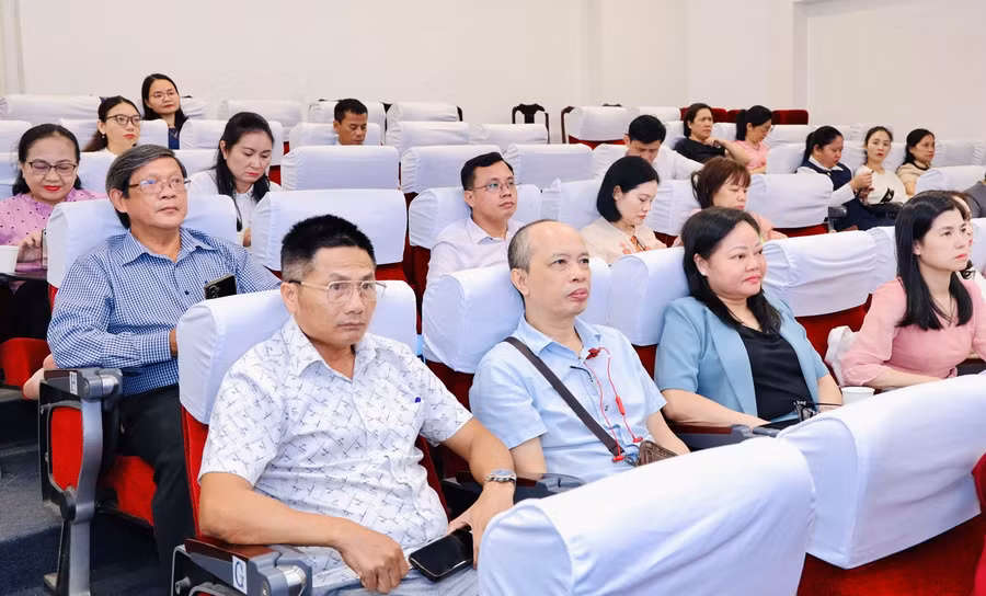 Các đại biểu tham dự hội thảo. img-2706.jpg