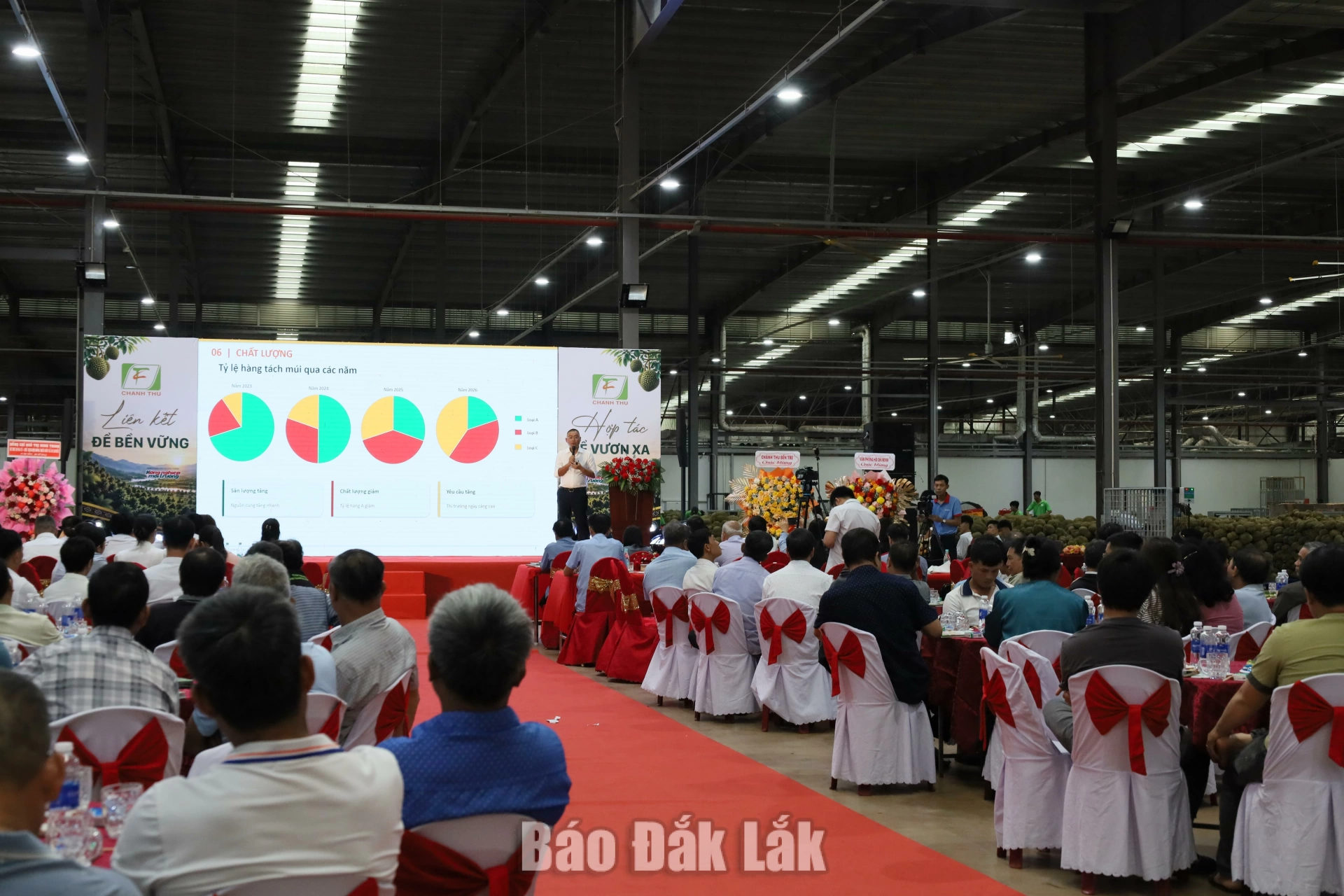 Đại diện Công ty Cổ phần Tập đoàn Xuất nhập khẩu Trái cây Chánh Thu thông tin về ngành hàng sầu riêng.