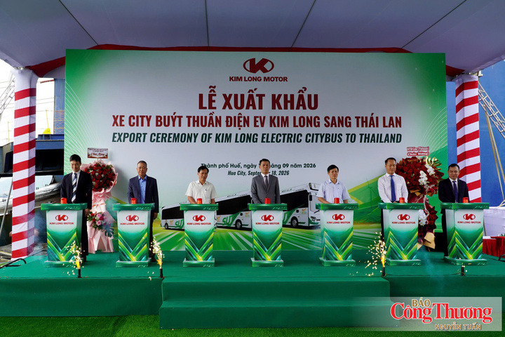 Nghi thức bấm nút xuất cảng 9 xe buýt điện sang Thái Lan tại cảng Chân Mây.