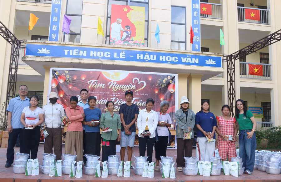 Người dân biên giới Pa Tần nhận quà trong chương trình "Nụ cười đêm trăng". pa-tan-5.jpg
