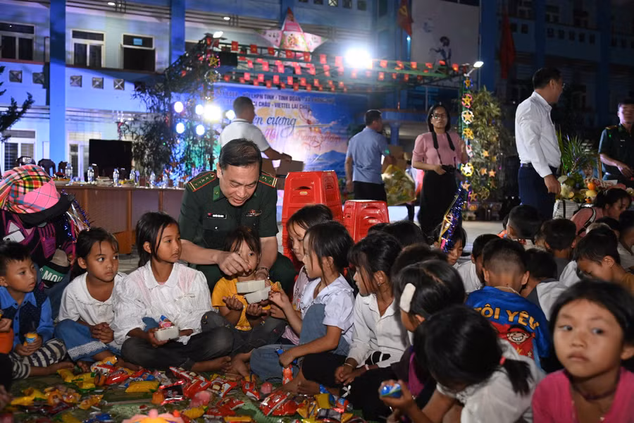 Đại tá Nguyễn Văn Hưng, Chính uỷ Bộ đội Biên phòng tỉnh Lai Châu chia quà cho các em học sinh. phong-tho-2.jpg