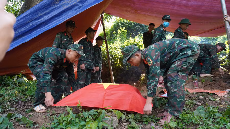 Lực lượng quân đội thực hiện nghi thức cất bốc hài cốt liệt sĩ. khai-quat-2.jpg