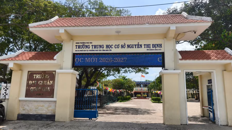 Trường THCS Nguyễn Thị Định (điểm chính) nơi có 35-40% học sinh có cha mẹ làm nghề biển. 2aobor05pmlnruv8roj6dbm8rl3ynxnryxxyn3tg.jpg