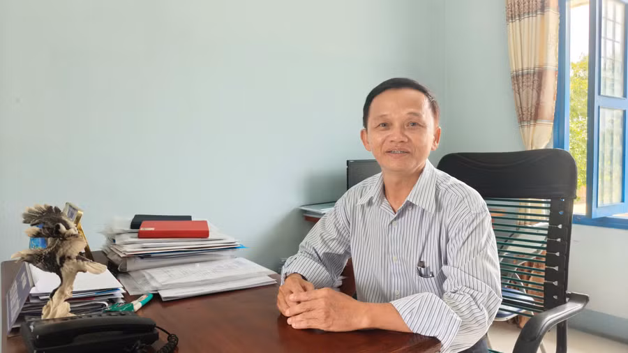 Nhà giáo Ưu tú Bùi Văn Son - Phó Hiệu trưởng Trường THCS Nguyễn Thị Định. 2aobor05pnpteasokkof4n0vgept9uztjy7m7fay.jpg