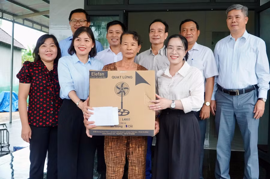 Những phần quà thiết thực của Khối Thi đua số 7 và chính quyền xã Phù Mỹ Bắc trao cho gia đình bà Hiền. z8295274646468-60764bec93203f4138d58c1ea6eb5b7b.jpg