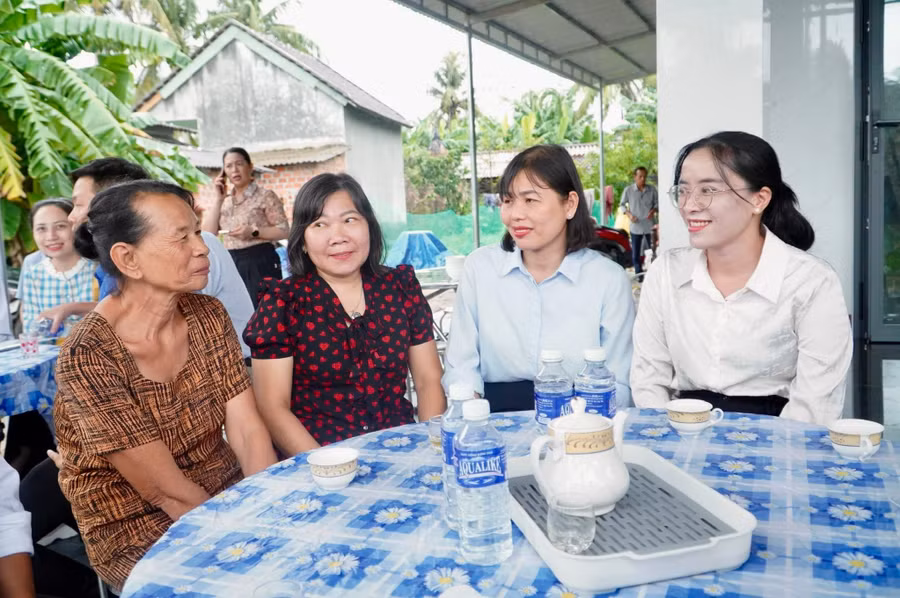 Chính quyền địa phương chia sẻ niềm vui, động viên gia đình bà Hiền cố gắng vươn lên trong cuộc sống. z8295274536146-80e76c79770610bcee773c302eeea4b0.jpg