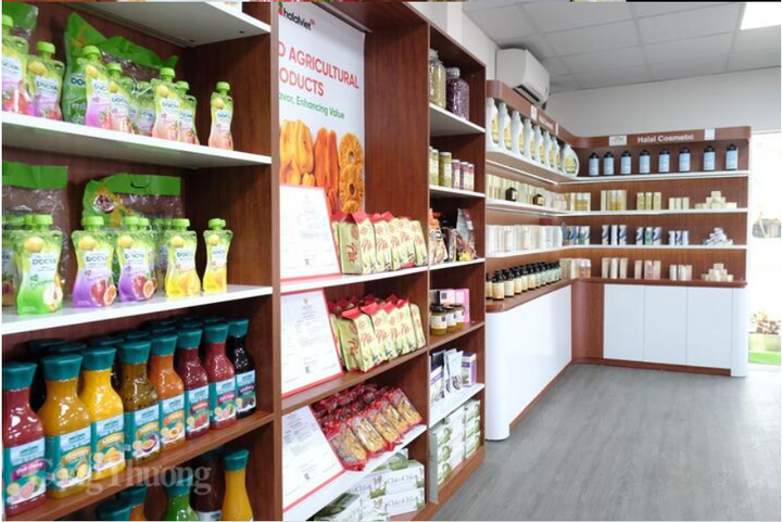 Các sản phẩm Việt Nam được trưng bày tại Trung tâm Xúc tiến và Trải nghiệm HalalViet. Ảnh: Trần Lê
