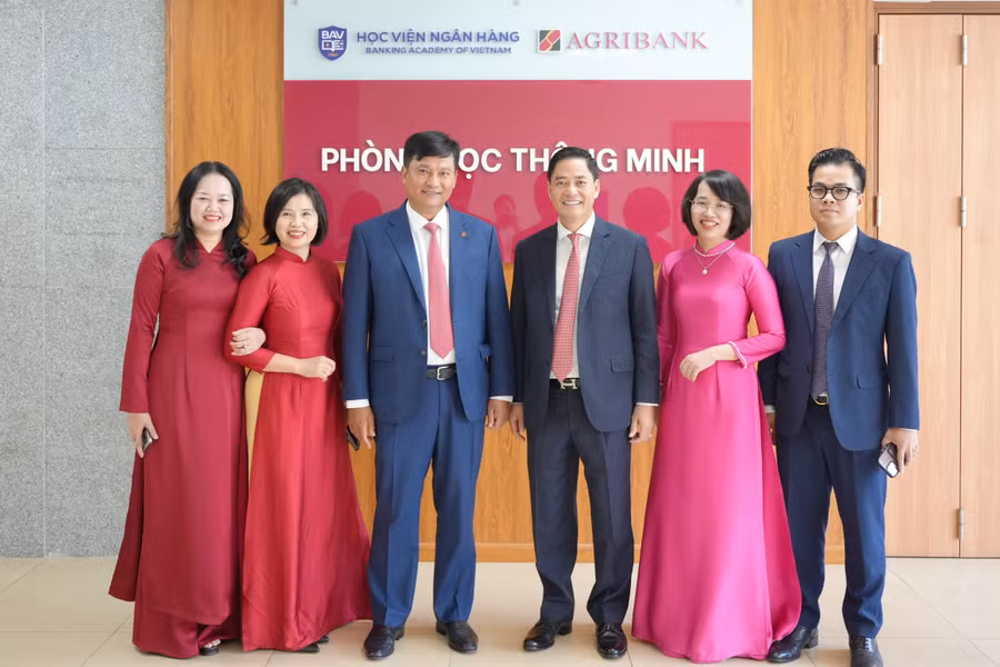 Thực hiện chỉ đạo của Thống đốc Ngân hàng Nhà nước, ngay sau Lễ khai giảng, Tổng Giám đốc Agribank và lãnh đạo Học viện Ngân hàng đã trao đổi tại phòng học thông minh (phòng học do Agribank tài trợ) của Học viện về kế hoạch phối hợp đào tạo, hướng tới giúp sinh viên được Agribank lựa chọn sớm tiếp cận kiến thức và kỹ năng thực tiễn, phù hợp với yêu cầu công việc tại ngân hàng