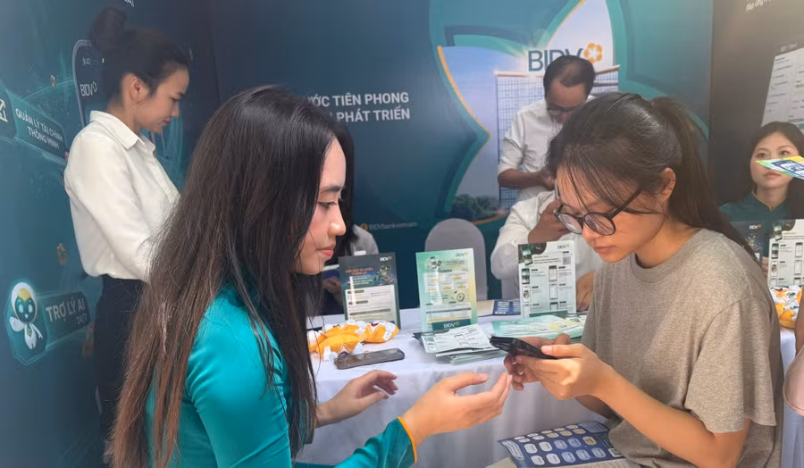 Rất nhiều tân sinh viên tham dự hội trại để nghe tư vấn về cơ hội việc làm của ngành mình theo học. ngan-hang-1.jpg