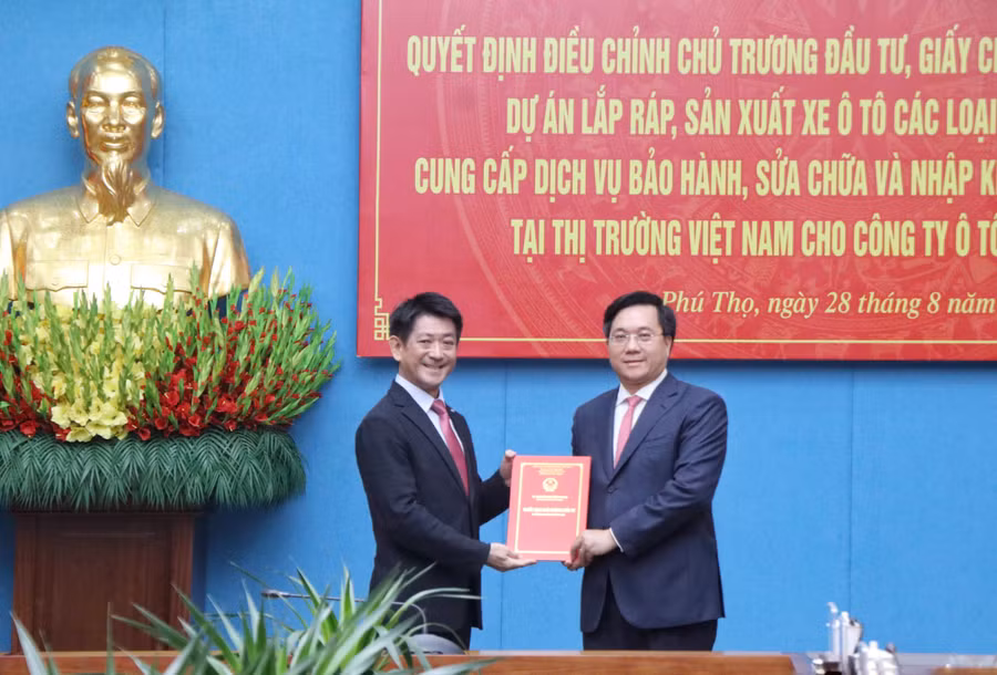 Chủ tịch UBND tỉnh Phú Thọ Trần Duy Đông (bìa phải) trao Quyết định và Giấy chứng nhận đăng ký đầu tư điều chỉnh dự án của Công ty Ô tô Toyota Việt Nam. 1.jpg