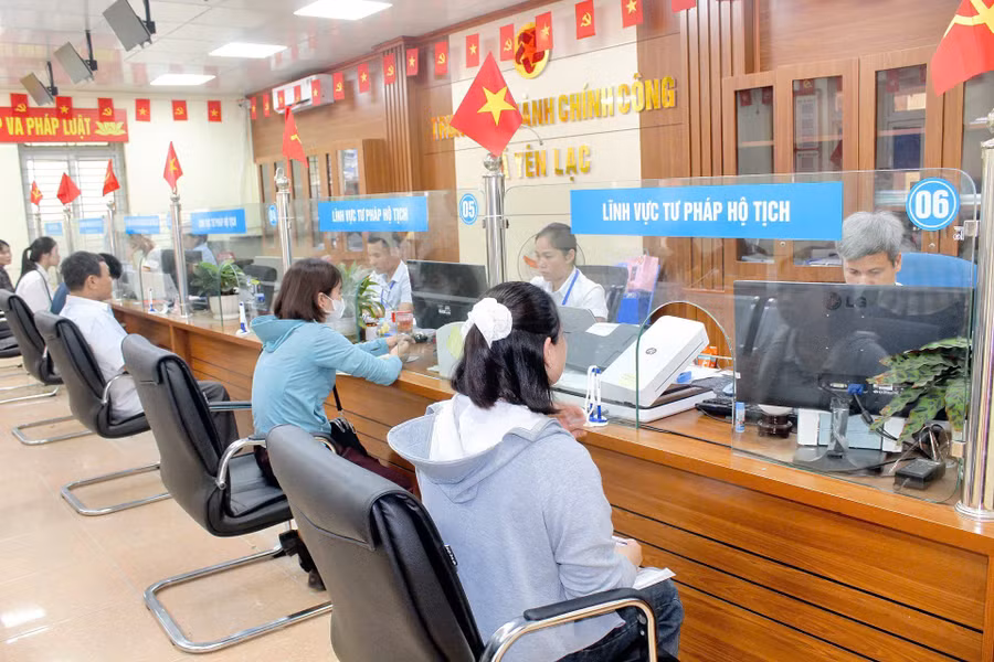 Người dân đến nộp hồ sơ tại Trung tâm phục vụ HCC xã Yên Lạc. hcc-yen-lac.jpg