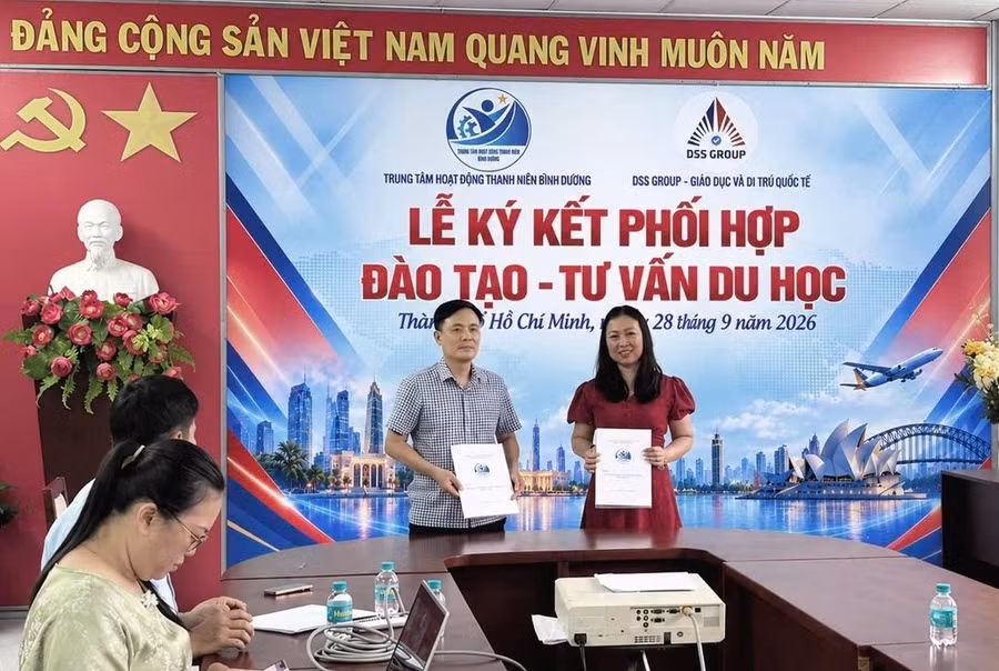 Ông Đỗ Văn Phùng – Giám đốc Trung tâm Hoạt động Thanh niên Bình Dương và bà Nguyễn Lê Vân – CEO/Tổng Giám đốc Công ty TNHH Du học Định cư DSS tại Lễ ký kết.