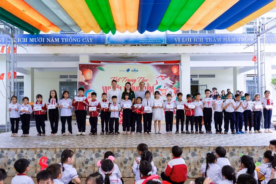 Hơn 200 suất quà được Phúc Long trao tặng dịp trung thu tại Bảo Lộc
