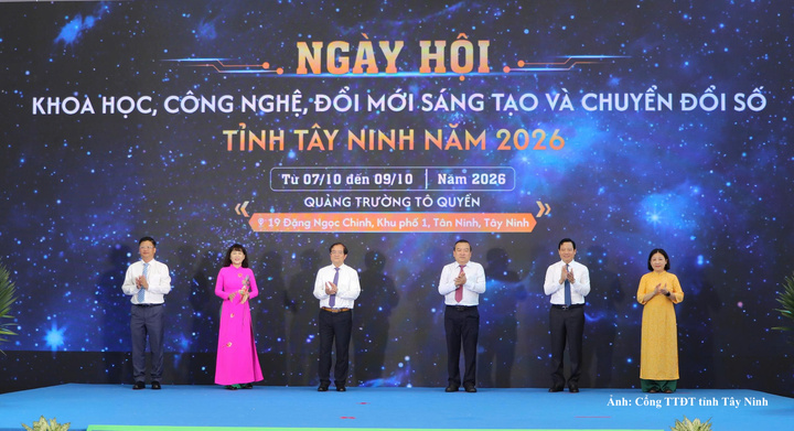 Các đại biểu thực hiện nghi thức khai mạc Ngày hội Khoa học, Công nghệ, Đổi mới sáng tạo và Chuyển đổi số tỉnh Tây Ninh năm 2026.