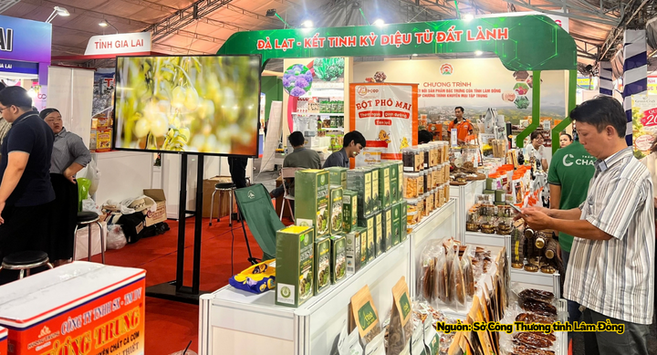 Các sản phẩm đặc trưng của tỉnh Lâm Đồng được trưng bày tại chương trình.