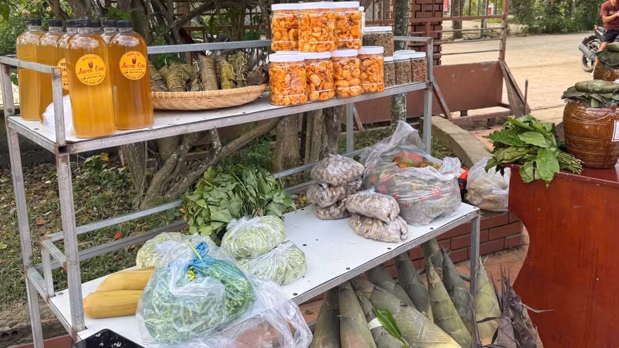 Mật ong, măng tươi...những sản vật của người dân được bày bán cho khách du lịch. 1791869247772-2287941898850028344-1225510777767396601-536ea161a13316980b4595ceeee2a6fe.jpg
