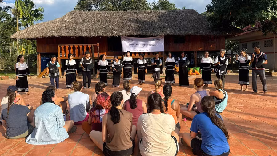 Du khách thích thú xem biểu diễn nhạc cụ dân tộc. 1791869354122-2287941898850028344-1225510777767396601-6262ec8bffef022394db508a43f71ea9.jpg